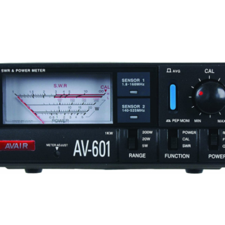 L'Avair AV-601 est un mesureur de ROS (SWR) et de puissance doté d'un double capteur (S1/S2), couvrant les fréquences de 1,8 à 160 MHz (S1) et de 140 à 525 MHz (S2). Il offre des fonctions de mesure de la puissance directe, de la puissance réfléchie et du taux d'onde stationnaire (SWR/ROS).